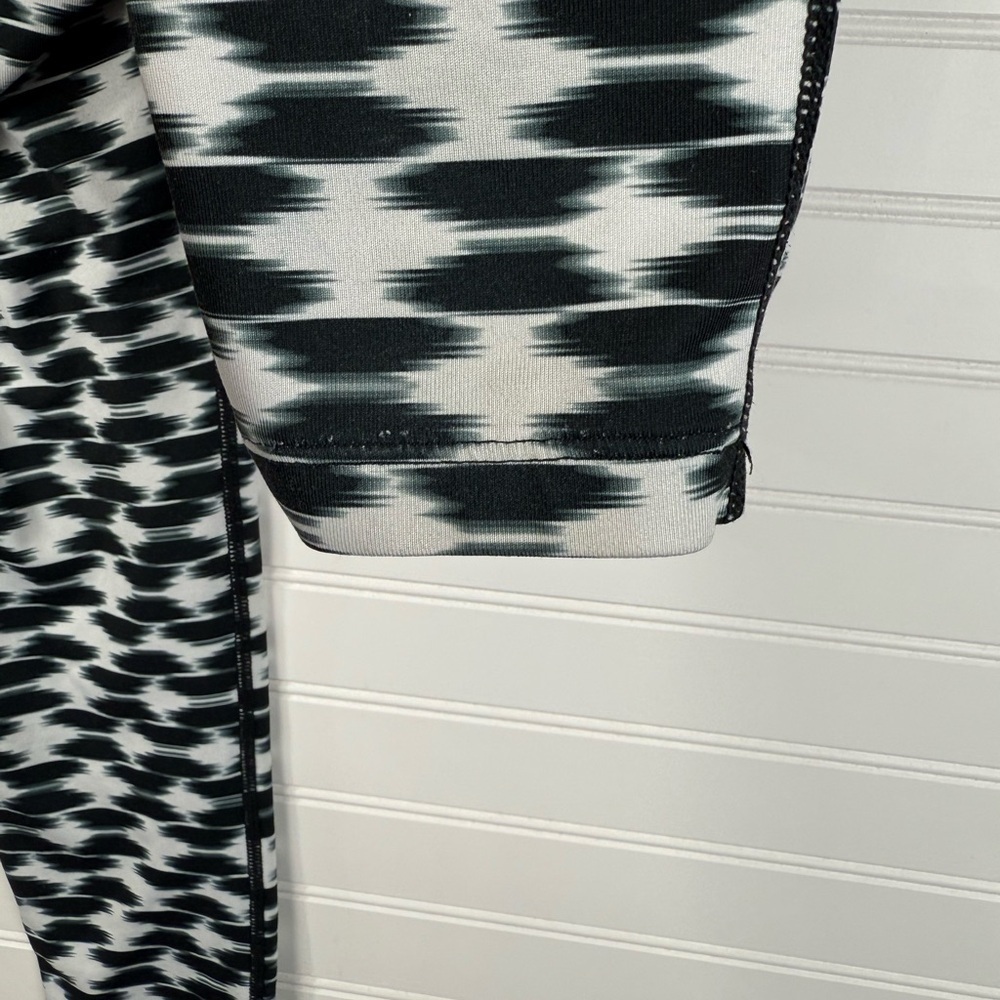 Nike women’s relay Dri-Fit black & white pattern athletic legging. Size small - Picture 8 of 10